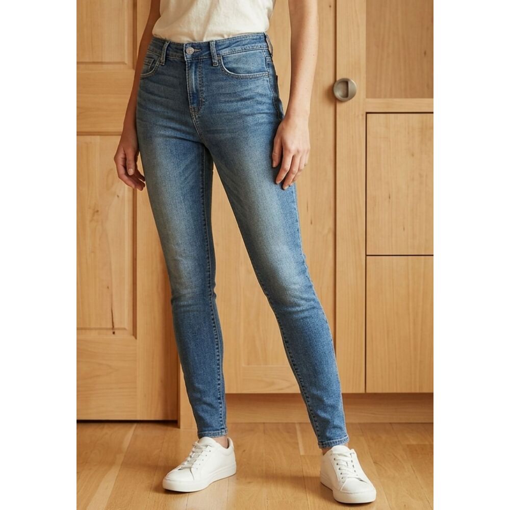 Levi Strauss & Co. Women's Mid-Rise Skinny Jeans in Medium Wash Size 27 EUC